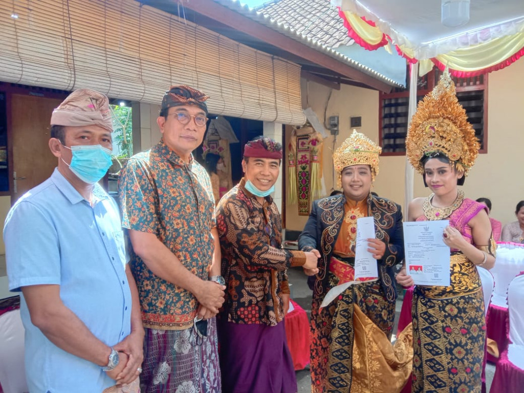 Launching Perdana Penyerahan KK (Kartu Keluarga) Baru , Akta Perkawinan dan Kartu Tanda Penduduk (KTP) Baru kepada Mempelai di Desa Dalung